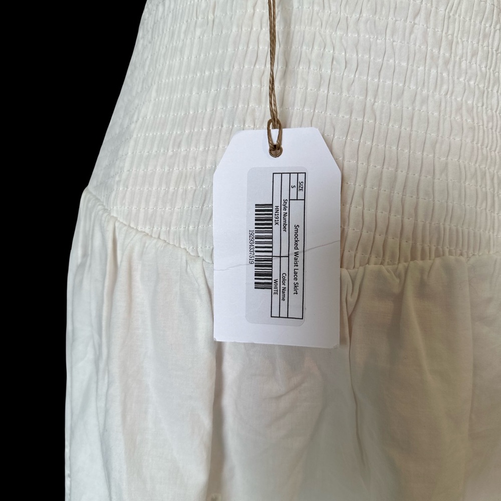 Free the Roses Brand Women’s White Lace Skirt - Size Small, New with Tags - Picture 3 of 3